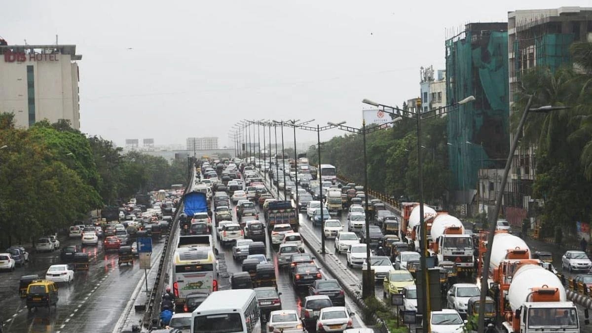 Mumbai-Pune Expressway par weekend ke dauran 10 km lambi traffic jam hui jisme hazaro gaadiya phasi rahi.